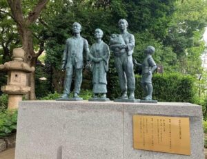 出征を見送る家族の像