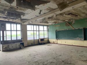 天井はじめ床、手洗い場など損傷の激しい教室