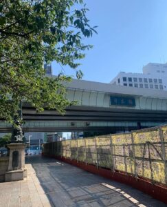 日本橋の下に設置された工事用フェンス