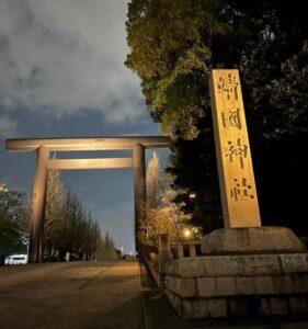 夕闇の靖国神社