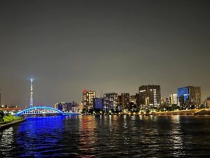 スカイツリーとライトアップされた永代橋