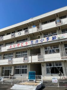 荒浜小学校校舎。「ありがとう荒浜小学校 2016.3.31」の横断幕