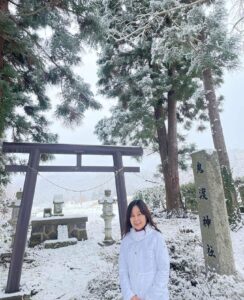 雪景色の鳥居の前で