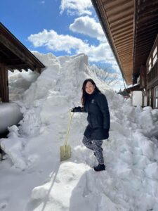 雪おろしのスコップを手にする私