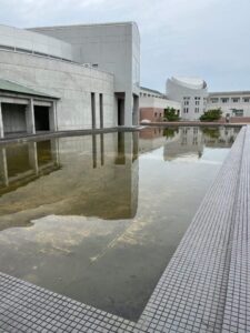 コンクリート打ち放しの建築と水盤