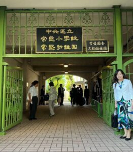 中央区立常盤小学校・常盤幼稚園・常盤園舎 久松幼稚園の入り口にて
