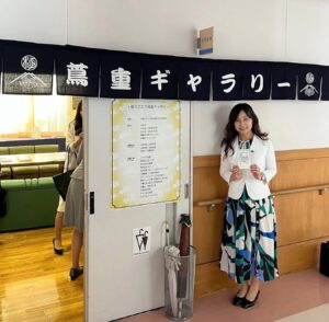 蔦重ギャラリーののれんの下で