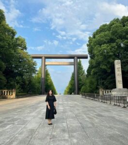 靖国神社鳥居の前で