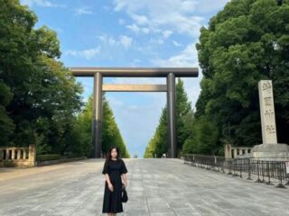 靖国神社鳥居の前で
