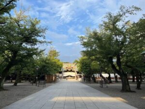 参道から社殿をのぞむ