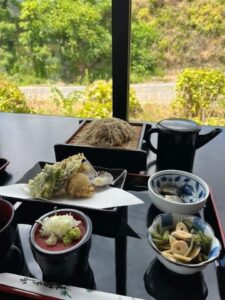 ざるそば、天ぷら、山菜の小鉢など