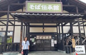 お食事処「そば伝承館」入り口で