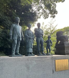 家族のブロンズ像