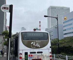 「べらぼう」のラッピングが施されたバス
