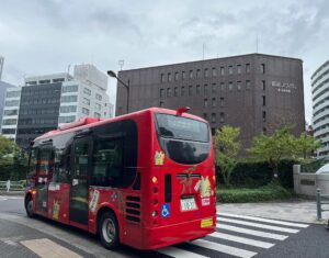 東京都中央区のコミュニティバス。真っ赤な車体後部にマスコットキャラクターも。