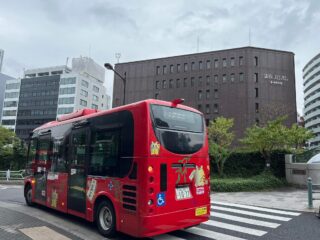 東京都中央区のコミュニティバス。真っ赤な車体後部にマスコットキャラクターも。