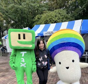 ゆるキャラの「イータ君」「ニジノコ」に挟まれたわたし