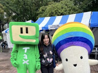 ゆるキャラの「イータ君」「ニジノコ」に挟まれたわたし