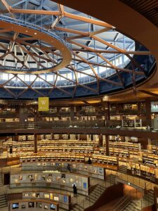 書架が弧を描く、劇場のような石川県立図書館