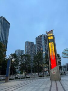 トリトンスクエアの広告塔