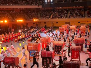 赤いライトに照らされた太鼓パフォーマーたち