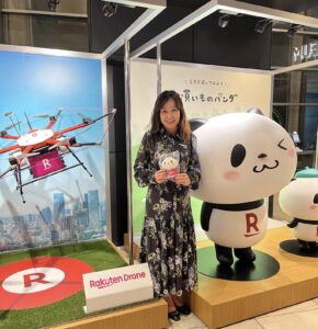 楽天ドローンの隣でパンダのマスコットを手にしたわたし