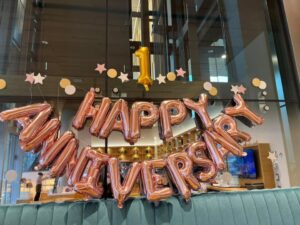 リニューアルオープンから一周年を迎えたスワン銀座レストランのバルーン飾り