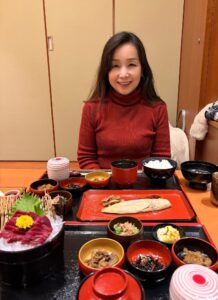 郷土料理を前にしたわたし