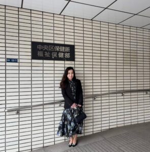 中央区保健所福祉保健部エントランスにて