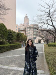 聖路加国際病院を背にしたわたし