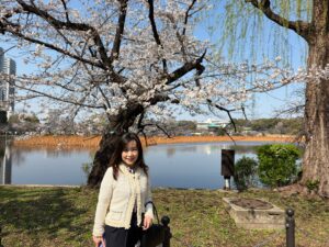 池畔の桜の樹の下で
