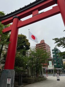 赤い鳥居から望む日の丸