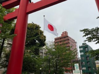 赤い鳥居から望む日の丸