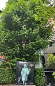 日本地図を背に歩む、伊能忠敬像