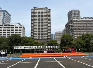 オレンジ色の巨大な連結水のう