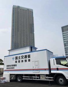 国土交通省の降雨対体験車