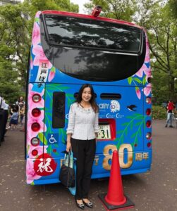 8華やかなラッピングの「江戸ばす」とわたし