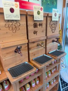 木箱に蛇口がついた、品種ごとのリンゴジュースサーバー。
