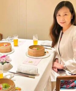 会食会のテーブルにて
