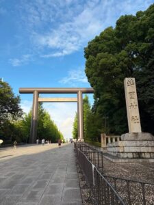 靖國神社の参道と大鳥居