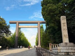 靖國神社の参道と大鳥居