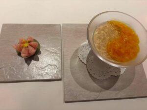 花びらを模した前菜と冷製スープ