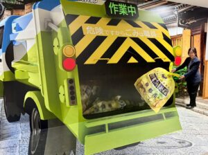 京都市のごみ収集車とごみ袋とわたし(イメージ)